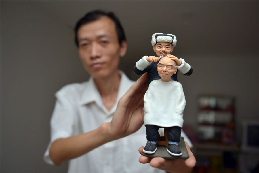 Clay figurines present traditional craft arts