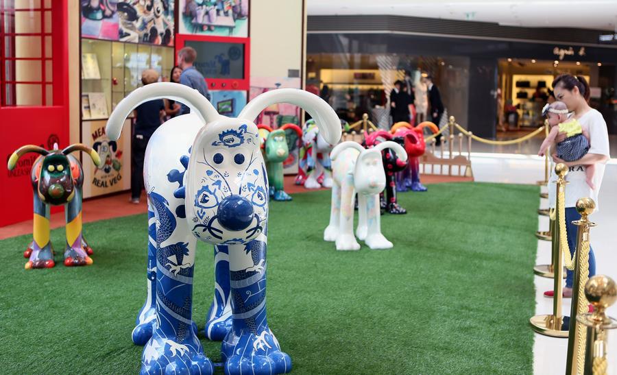 Dog sculptures debut in Hong Kong