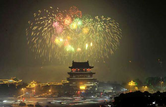 Artist wows Shanghai with display of day-time fireworks