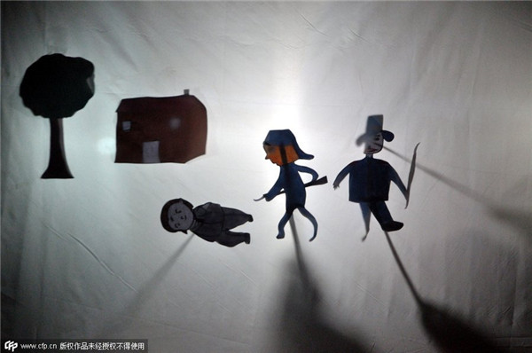 Students use puppetry to show Nanjing Massacre