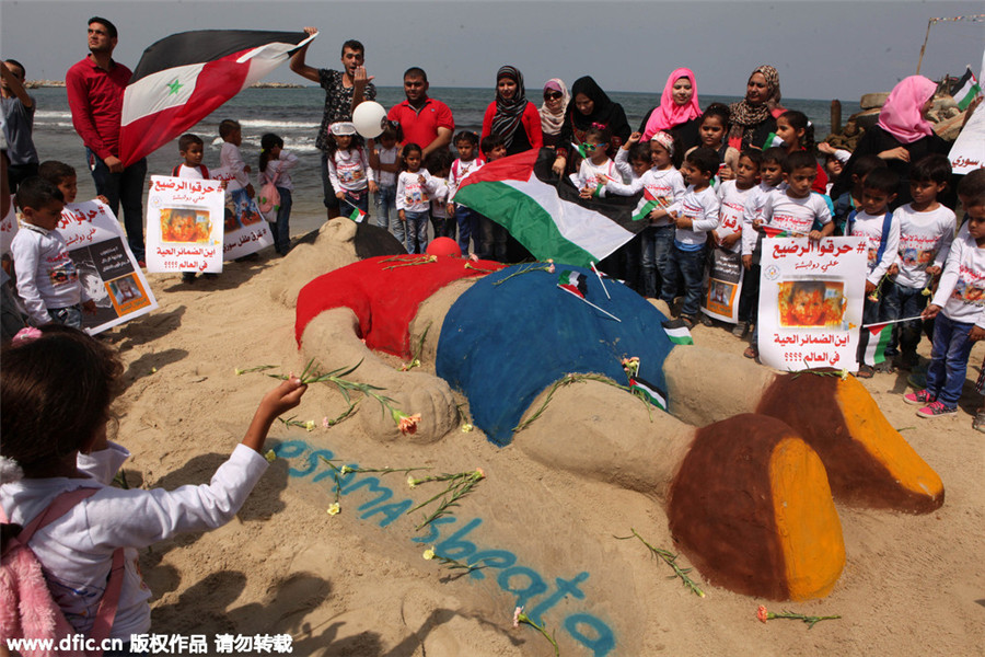 Artist creates sand sculpture depicting drowned Syrian boy