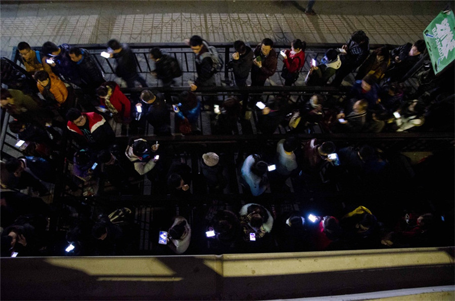 Photographer captures China's love affair with cellphones