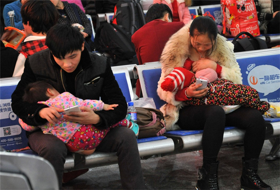 Photographer captures China's love affair with cellphones