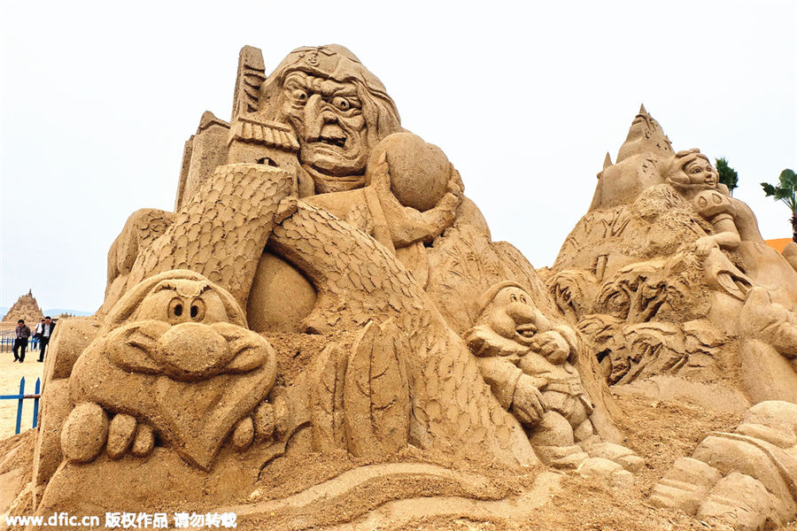 Vivid sand sculptures attract visitors in Hunan