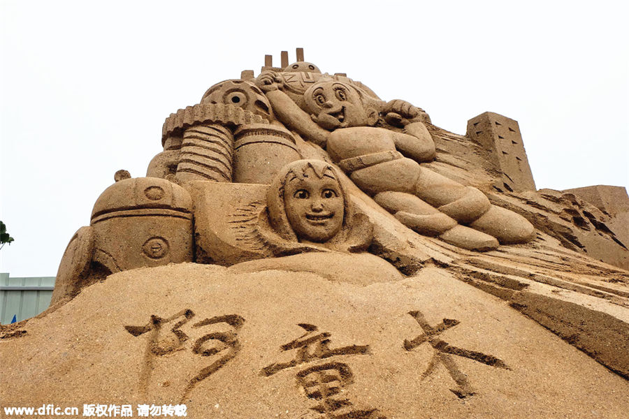 Vivid sand sculptures attract visitors in Hunan