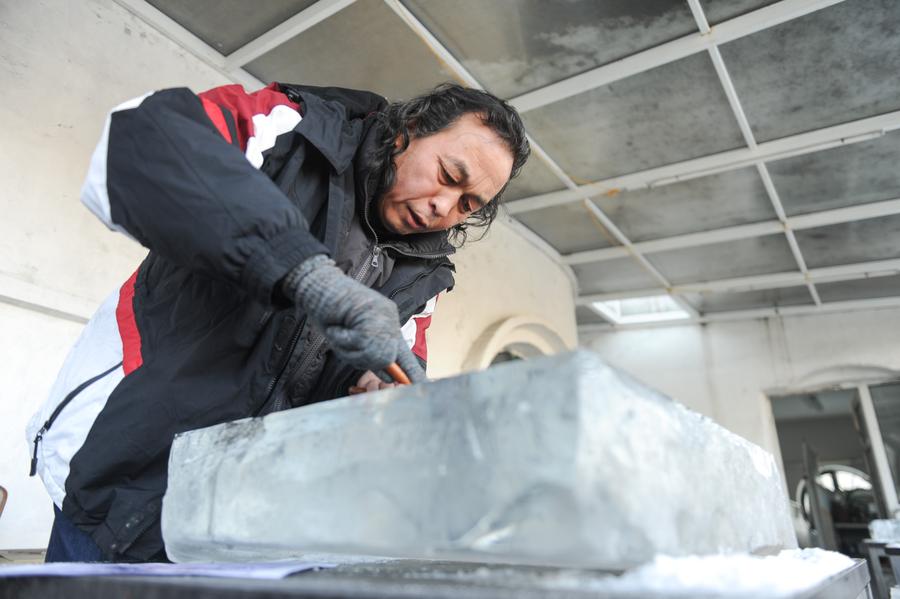 Ice engraving painting artist-Zhu Xiaodong