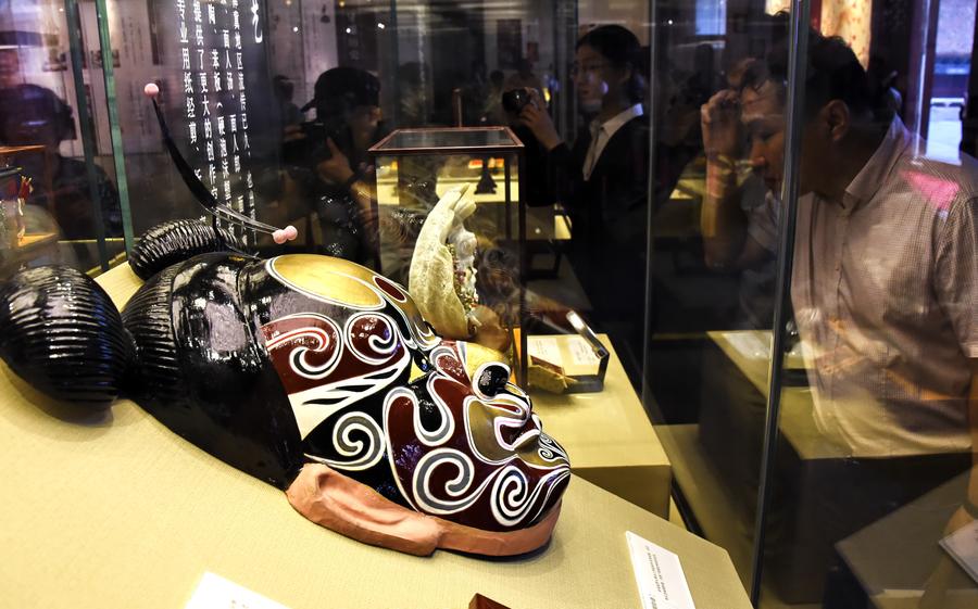 Beijing Taimiao Temple stages superb crafts show