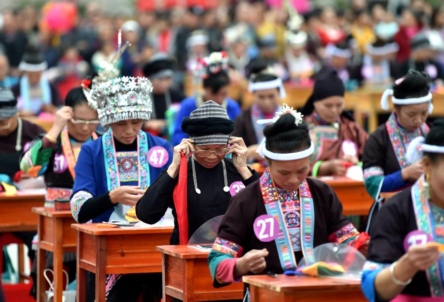 Contestants participate in embroidery contest, S China