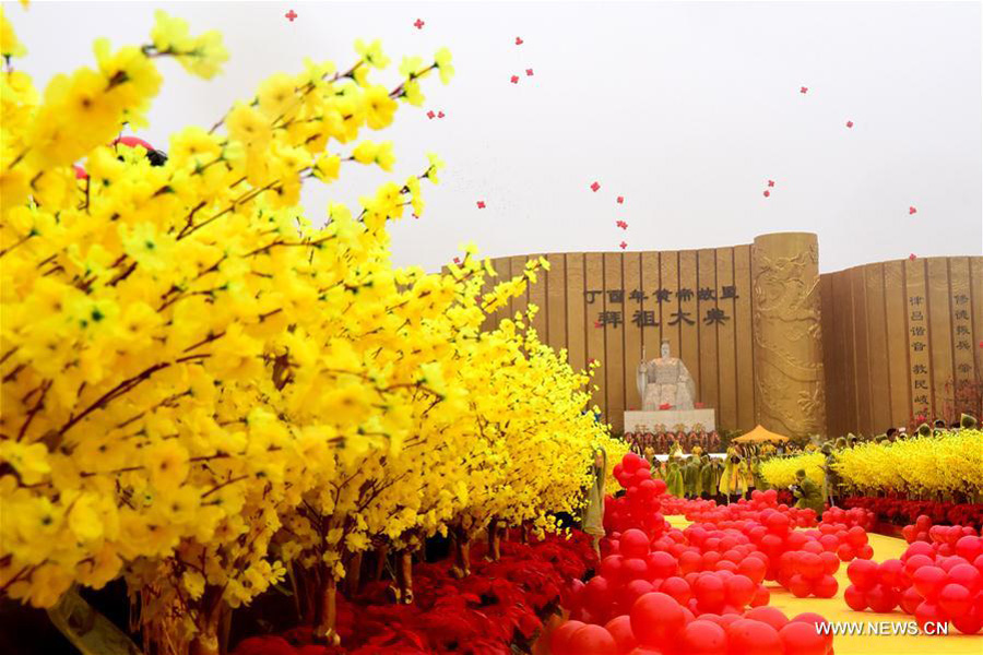 10,000 Chinese worship legendary ancestor in Zhengzhou