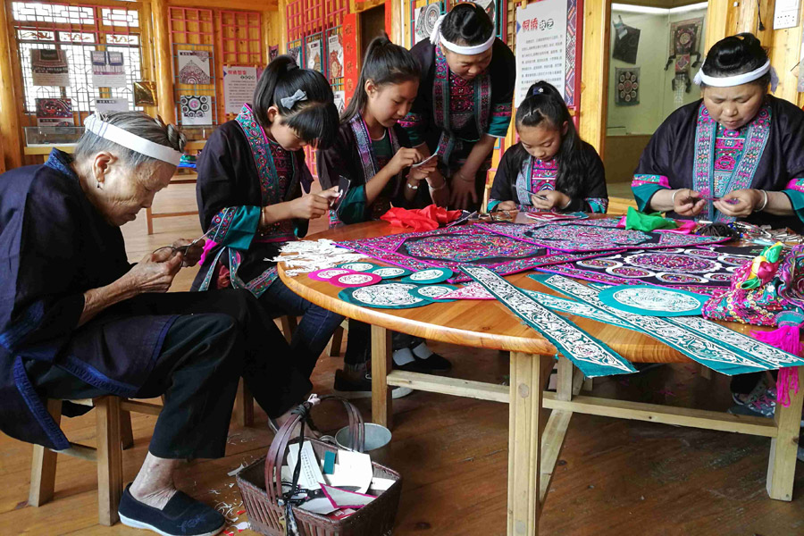 91-year-old Chinese artisan passes down traditional embroidery