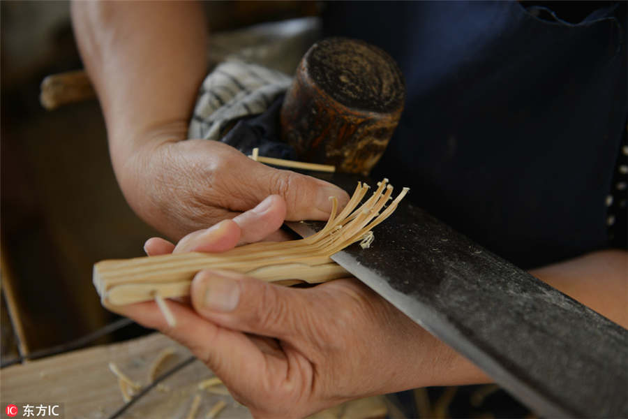 Handmade folding fan of Nanjing is work of art and labor