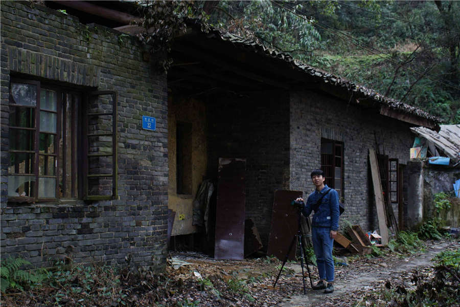 Young man records old Chongqing in pictures