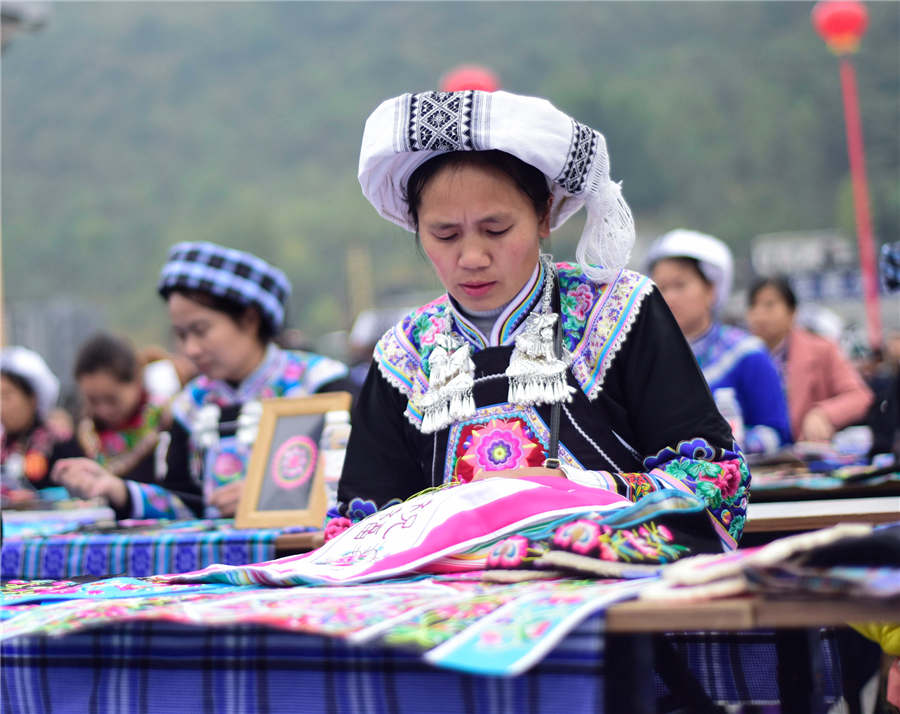 Female embroiderers compete in Guizhou