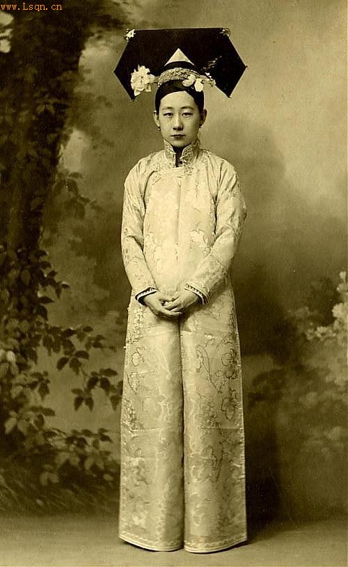 Photos of emperor's concubines in Qing Dynasty