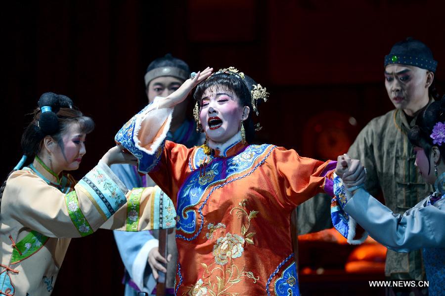 Artists perform Huangmei opera in Jinan