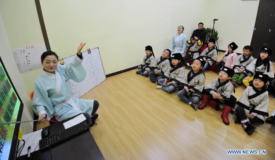 Children learn traditional Chinese culture in Changsha