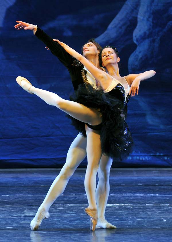 Ukraine ballet troupe brings Swan Lake to Nanning