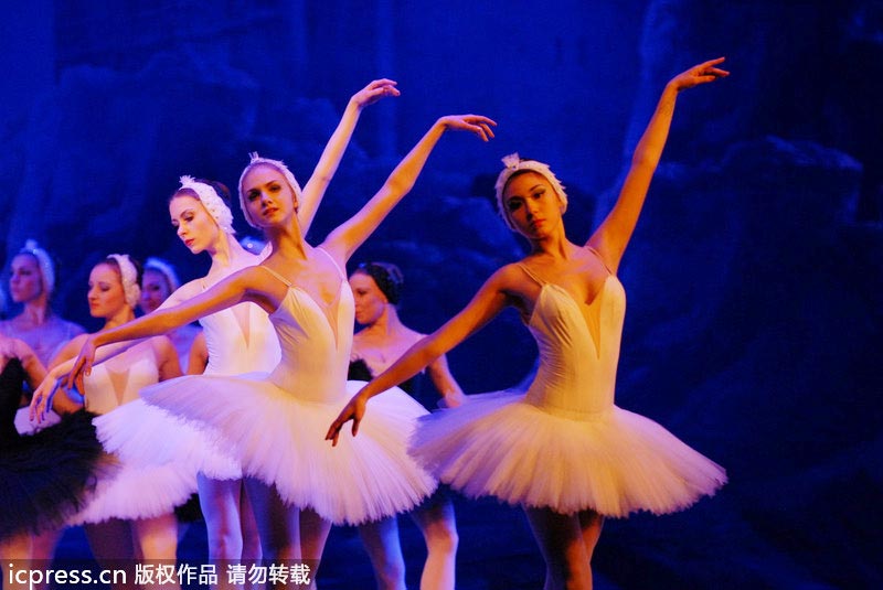 Ukraine ballet troupe brings Swan Lake to Nanning