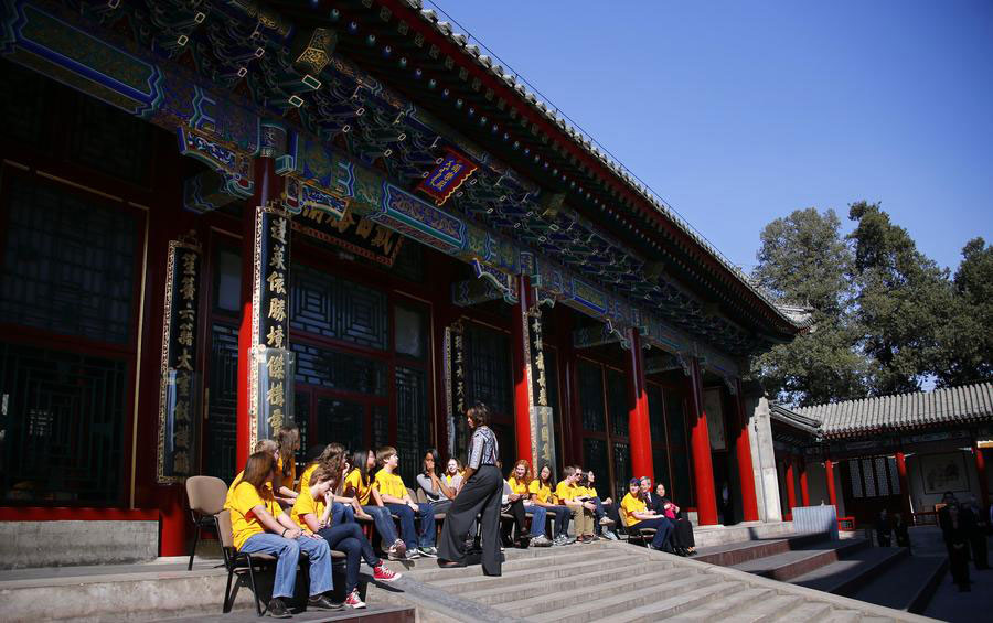 First lady takes in some Peking Opera