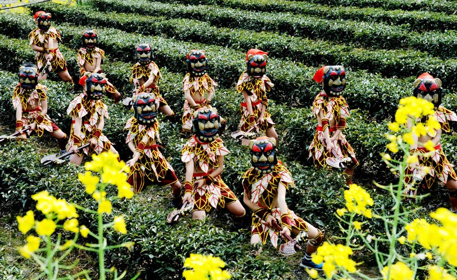 Nuo dance performed in picturesque Wuyuan