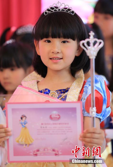 Chinese girls crowned the 'Little Disney Princess'