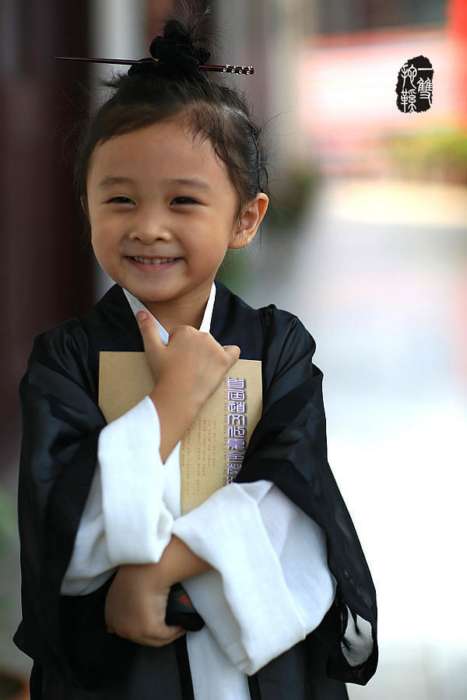 Cute photos of a little Taoist nun