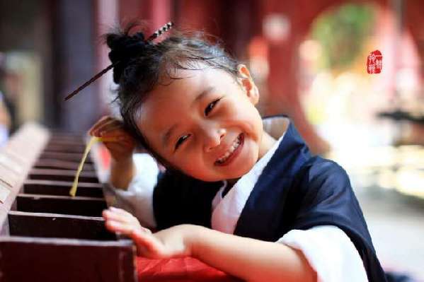 Cute photos of a little Taoist nun