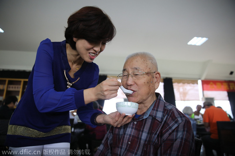 Elders celebrate Chongyang Festival across China