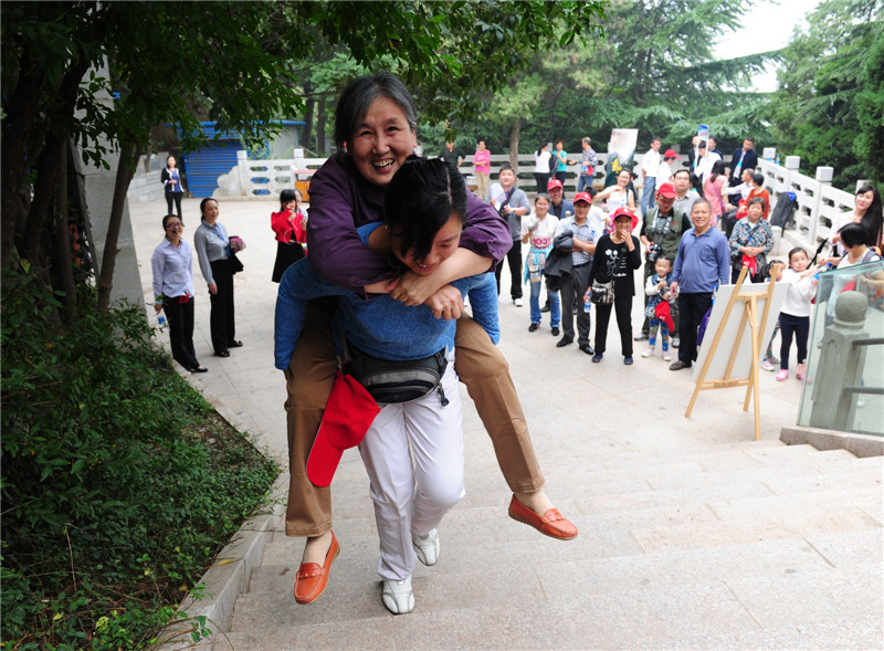 Elders celebrate Chongyang Festival across China