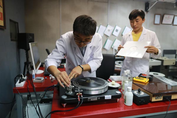 Mission: Save vanishing music of vinyl records