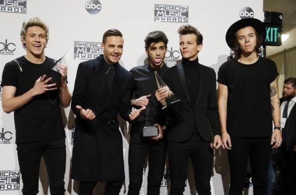 One Direction makes Billboard history, knocks Swift from No. 1