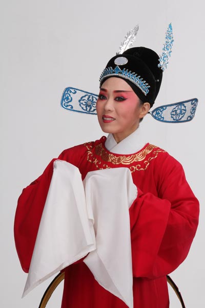 Veteran star gives new life to Huangmei Opera