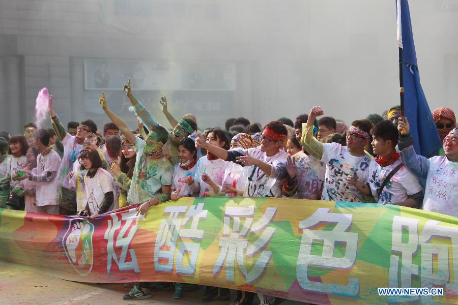 Runners take part in color run in China's Dalian