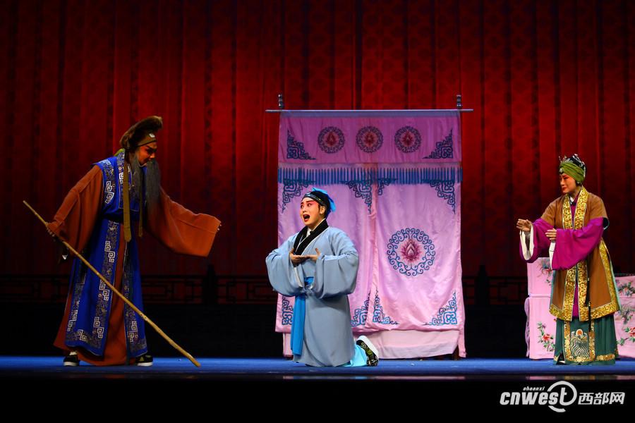 Classic Shaanxi opera goes on stage in Beijing