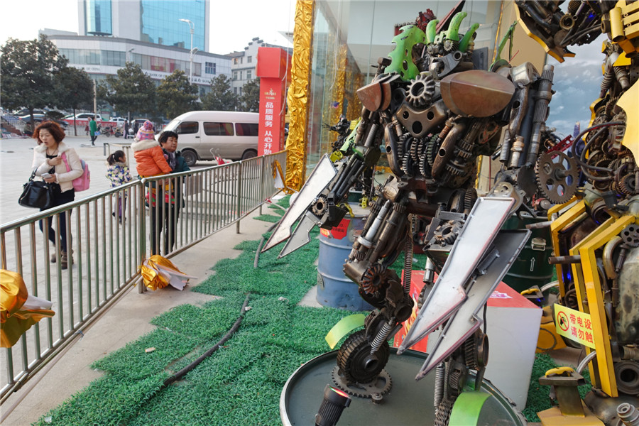 'Transformers' appear on street corner in Anhui