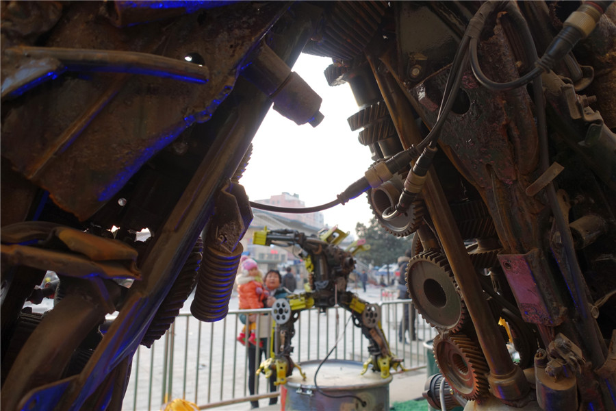 'Transformers' appear on street corner in Anhui