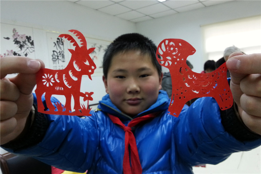 Students create paper-cut art in E China