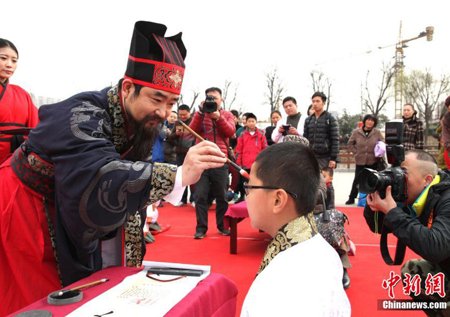 Children experience First Writing Ceremony in Han-style clothes