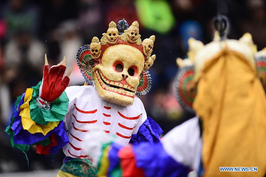 Monks perform religious dance 'Tiaoqian' in NW China