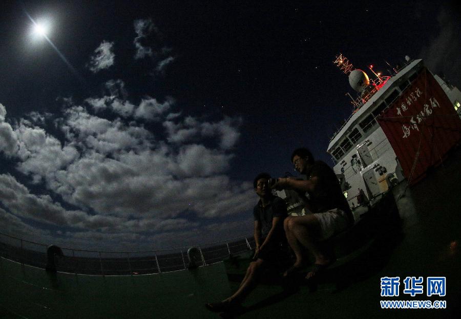 Bright moon shines at Lantern Festival's night