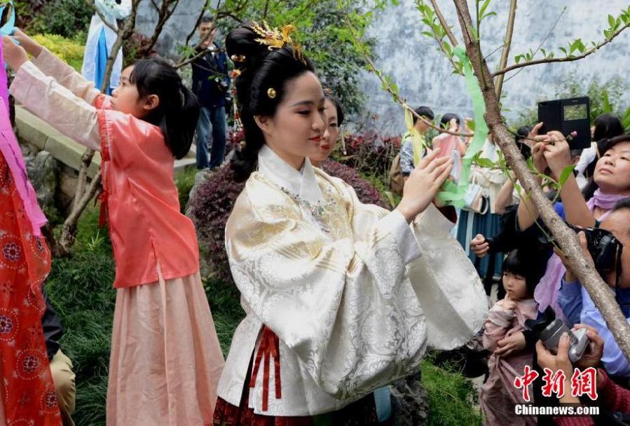 Beauties in Hanfu worship Flora in Fujian