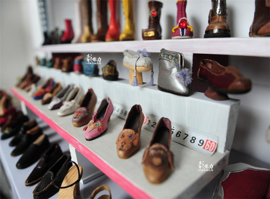 Shoemaker makes miniature leather shoes in Jinan