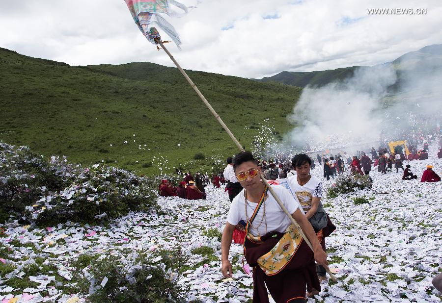 People of Tibetan ethnic group celebrate Burning Offerings Festival in SW China