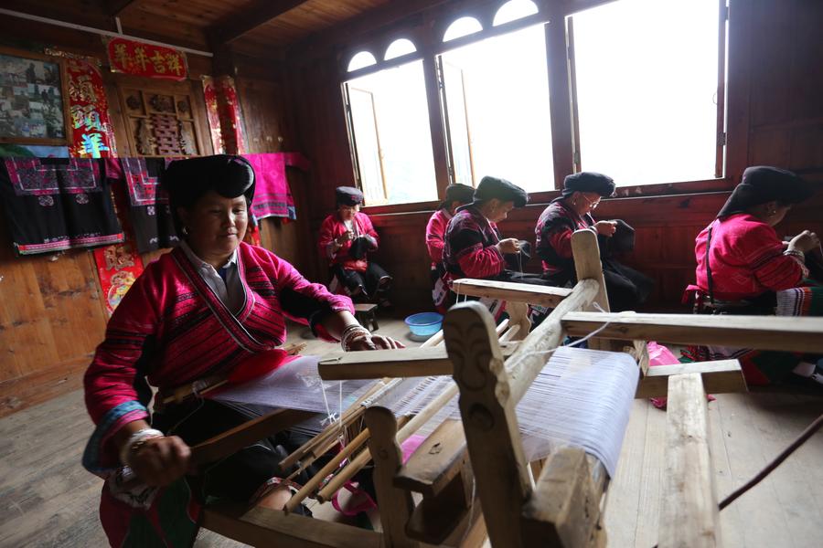 Hong Yao people mark red clothes fair in Guangxi province