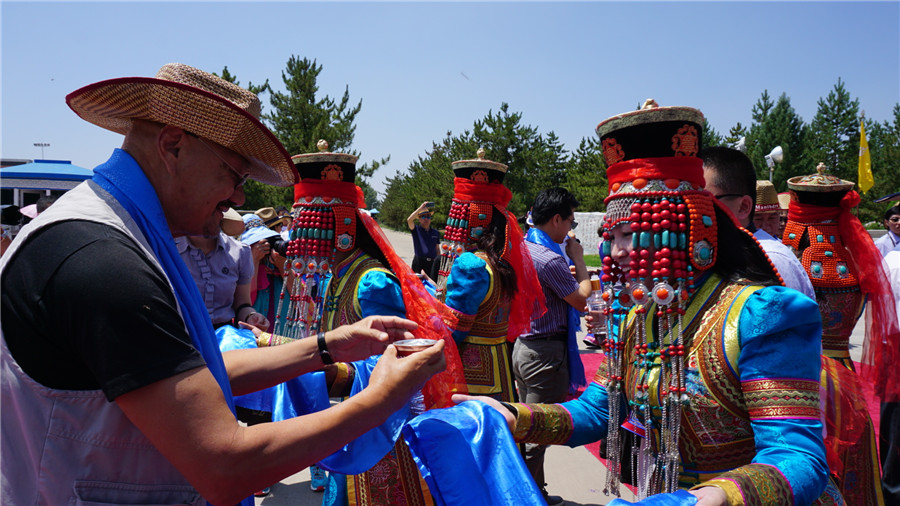 Diplomats explore Inner Mongolia's grassland