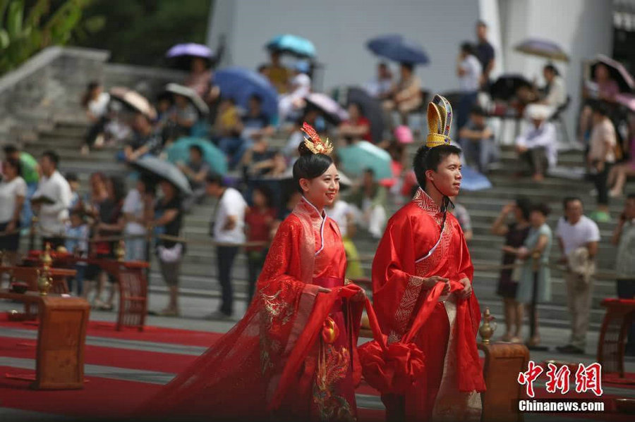 Traditional Han-style wedding for 68 couples