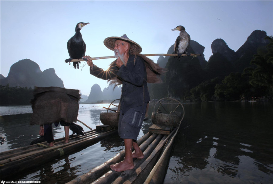 Grandfathers' model life on the Lijiang River