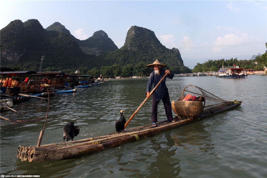 Grandfathers' model life on the Lijiang River