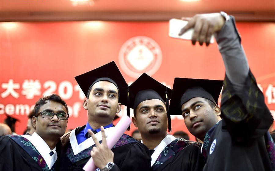 Int'l students attend graduation ceremony at Tianjin