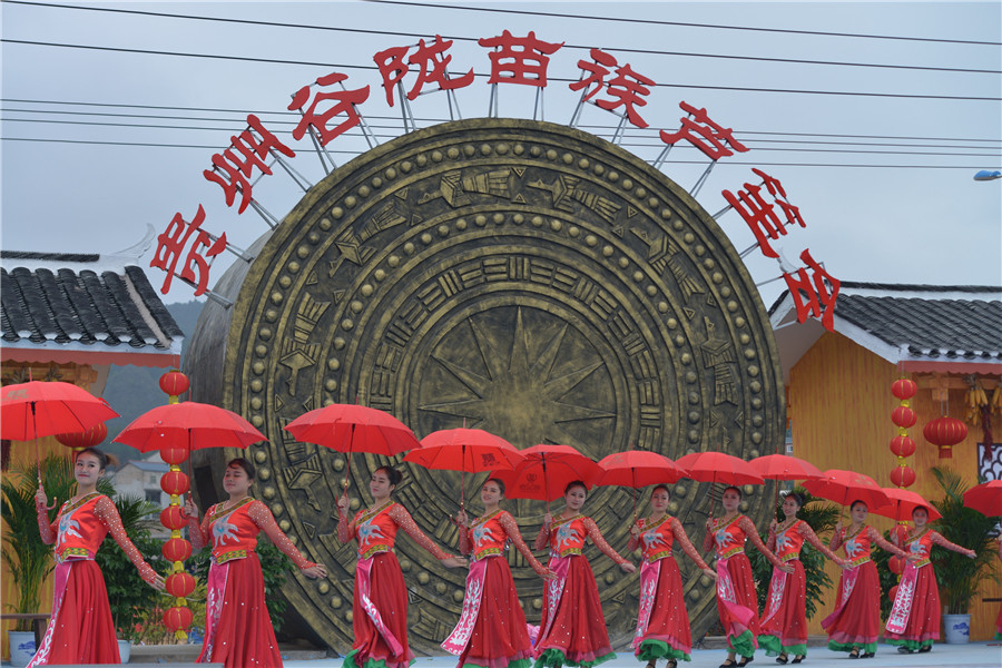 Dance and ethnic dresses mark Lusheng festival in SW China